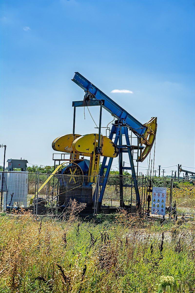 扣押油轮反遭“判刑警告”！马杜罗出狠招，美国这次真骑虎难下美国刚在加勒比海