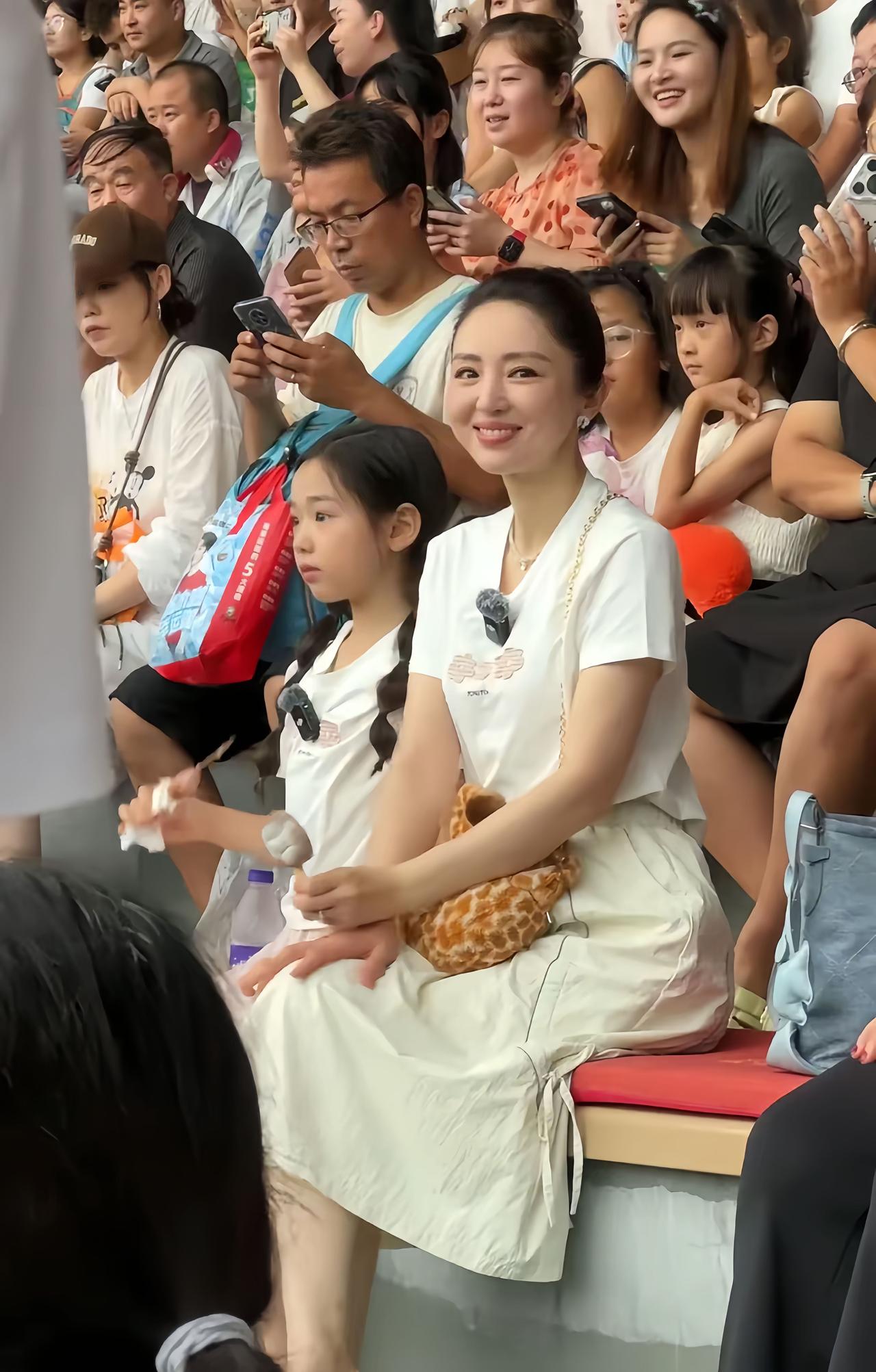 近日，董璇带着女儿到郑州游玩，活泼好动的小酒窝在看节目时，也是那么的乖巧可爱。