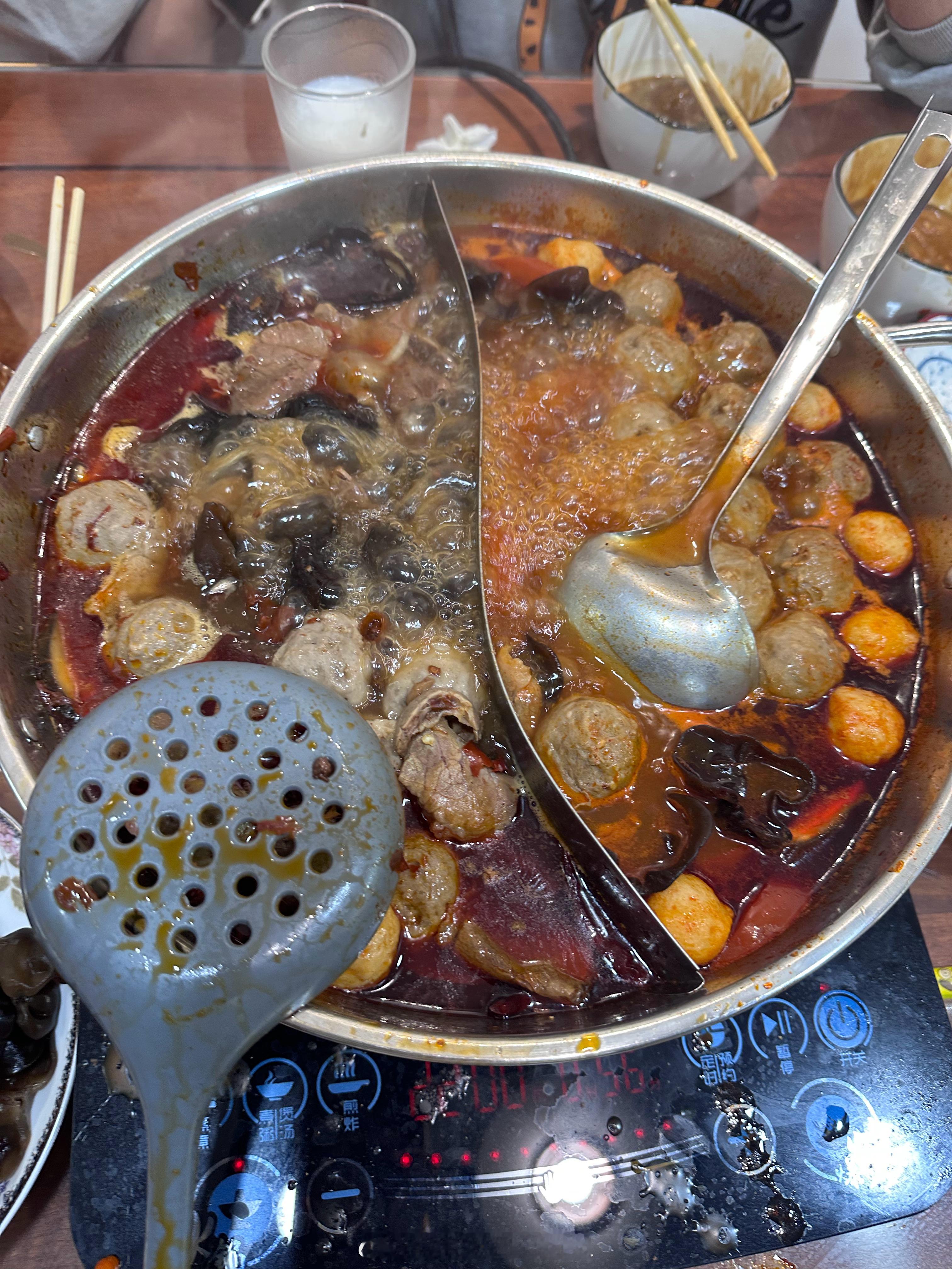 年夜饭一直在吃火锅，春晚根本没时间看，有什么好的节目吗我明天看下。好好吃饭