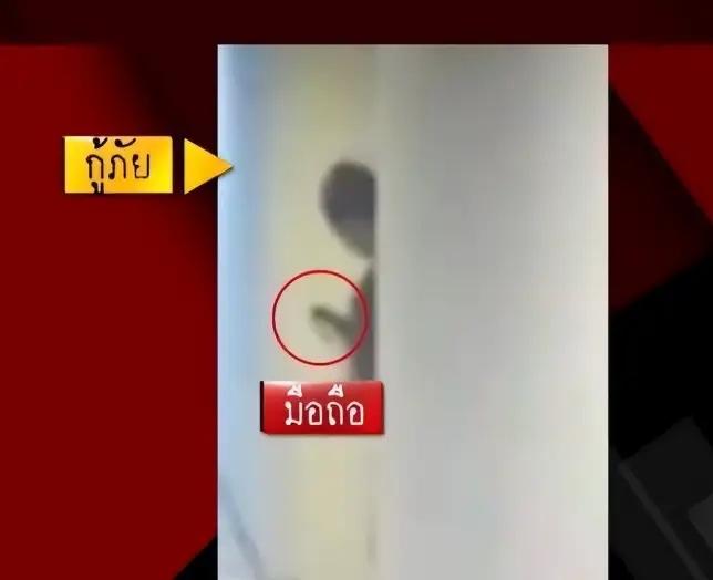 罪恶之手防不胜防！泰国，女演员等救护车时，一名男子居然冒充救援之人，趁周围没人