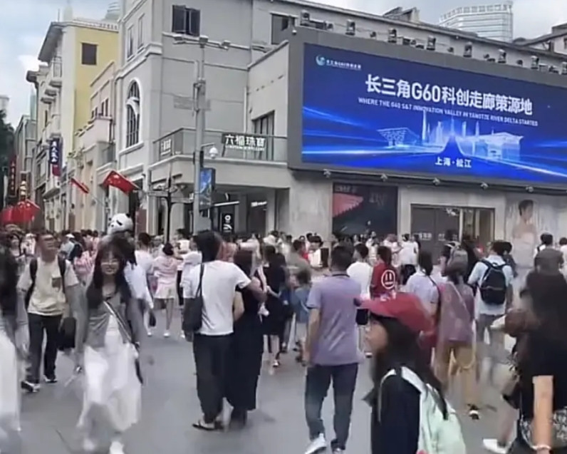 深圳人口和广州人口基本持平，但有一个很奇怪的现象，广州给人的感觉就是，任何地方任