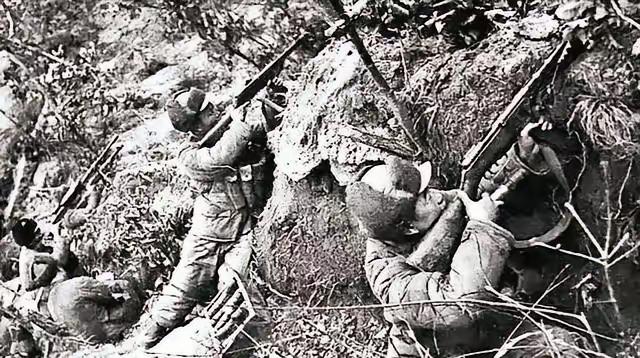 1951年，在抗美援朝的战场上，42军战士们发现了一件怪事，在他们身后一座没有人