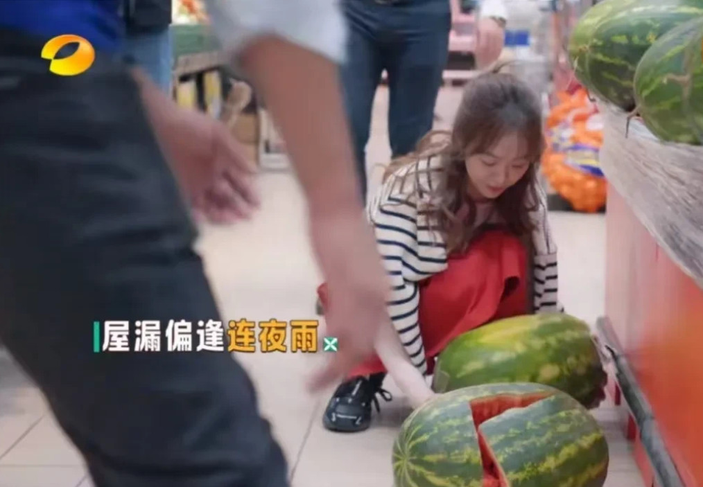 姜妍在摩洛哥逛超市时，不小心碰掉了一个超大西瓜。西瓜掉在地上当场摔成两半，姜妍又