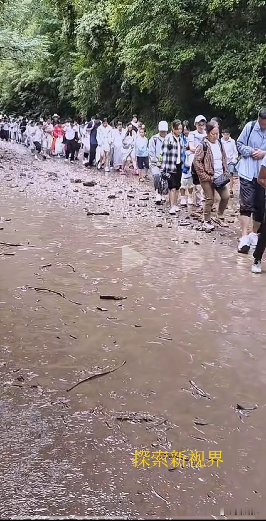 “一帮逃难的人群多么无助和可怜。”最近，四川九寨沟发生了泥石流，千名游客徒步几