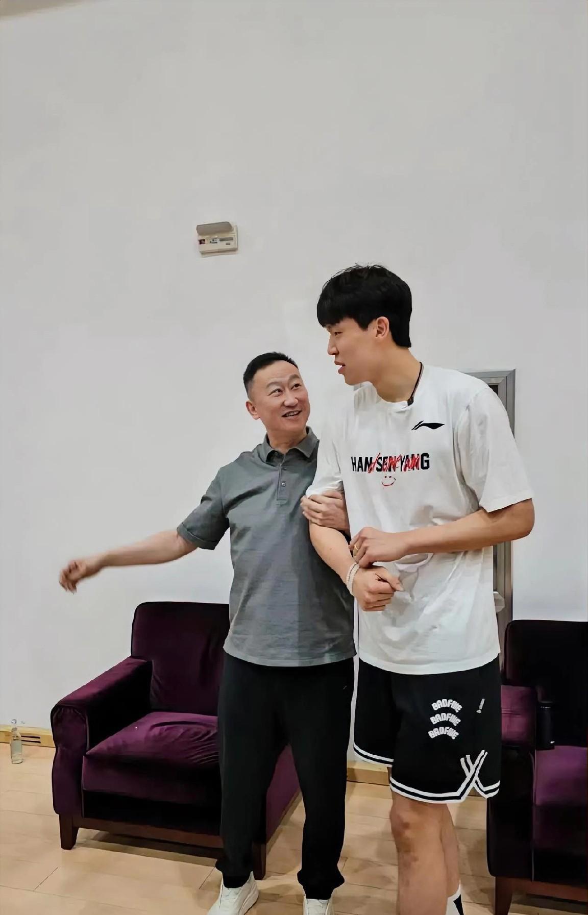 这下出名了！不仅青岛，全国人民都知道了！青岛男篮目的达到了，那就是让大家知