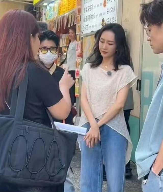 我的天呐，这还是我认识的女神吗？这几年老了许多，肉眼可见的憔悴。