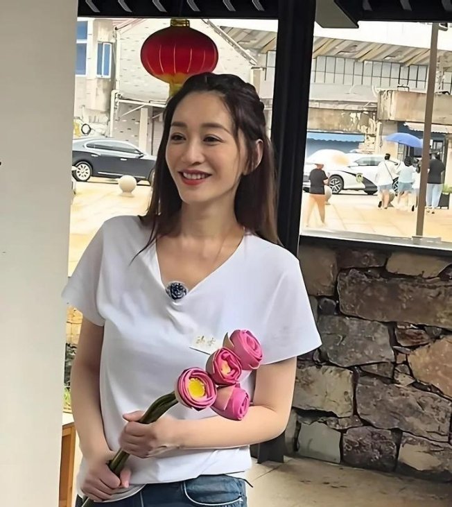 李小冉没有网上夸的那么年轻漂亮，一看就是五旬老太，还没路人年轻！