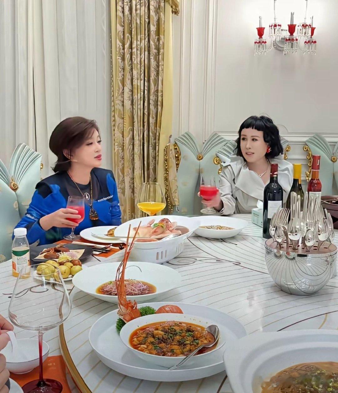 刘晓庆聚餐被拍，她吃的可真丰盛啊。​