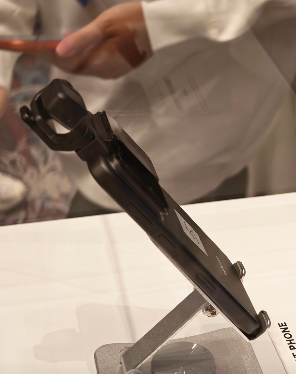 荣耀RobotPhone居然有真机亮相了有点像是把大疆Pocket3的