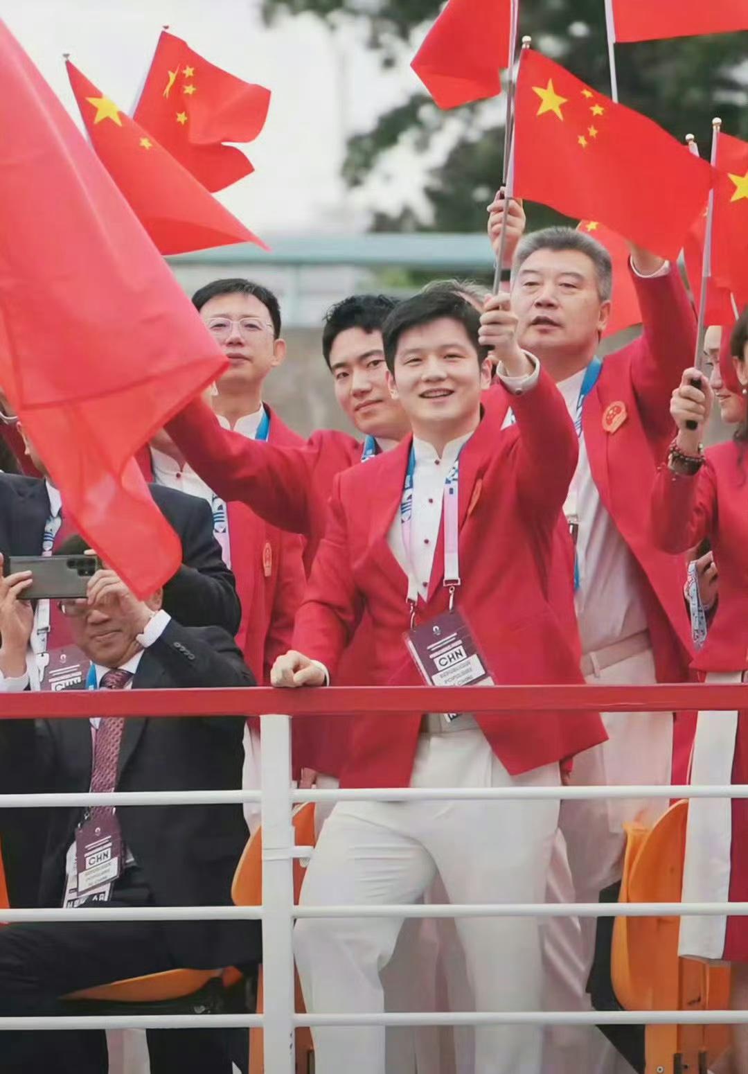 樊振东回不回来，永远都不是他能决定的。樊振东回不回来是教练组决定的，教练全是北京