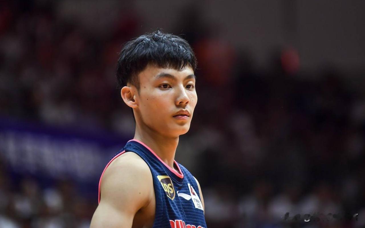 徐杰带伤参赛！对阵福建男篮的比赛，徐杰赛前被肠胃炎所困扰。这名球员在赛后采访表