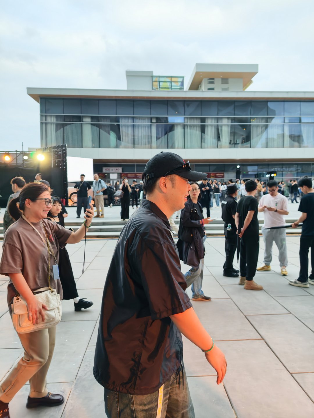 杜海涛从身边擦肩而过，手机没来及打开，只拍到侧面   ​​​