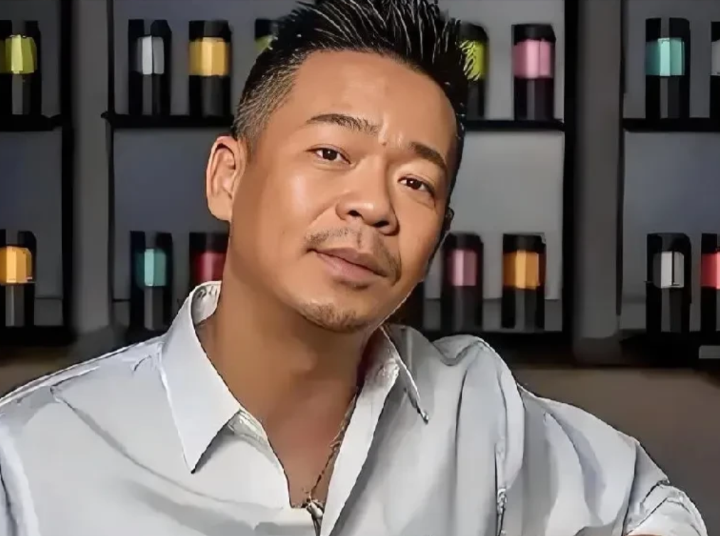 谁能想到57岁孙浩，因街头失态反而更圈粉了。不是因为他是明星，也不是因为他