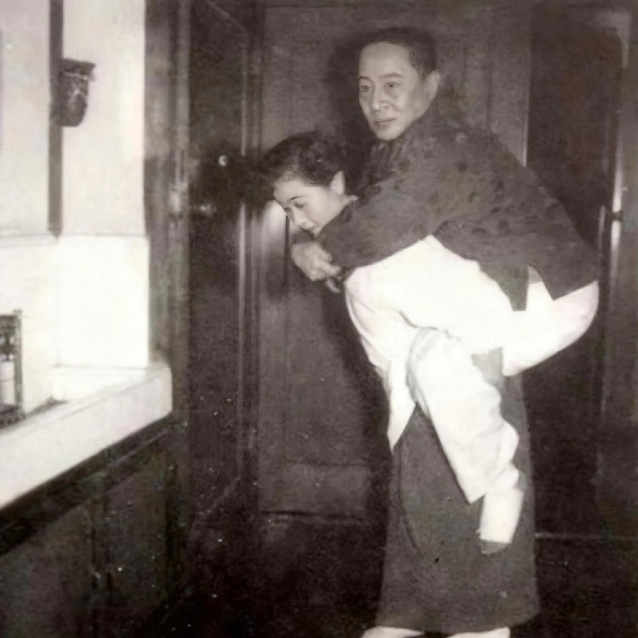 1955年，溥心畬不幸骨折，佣人背着他出门，一张罕见的留影，这一年的他已经年过花