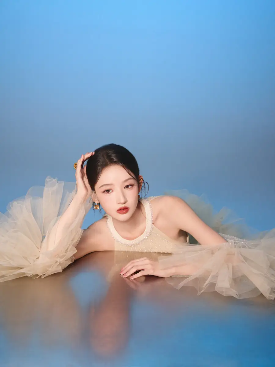 王玉雯穿亮片轻纱裙似优雅天鹅！美貌养眼气质在线