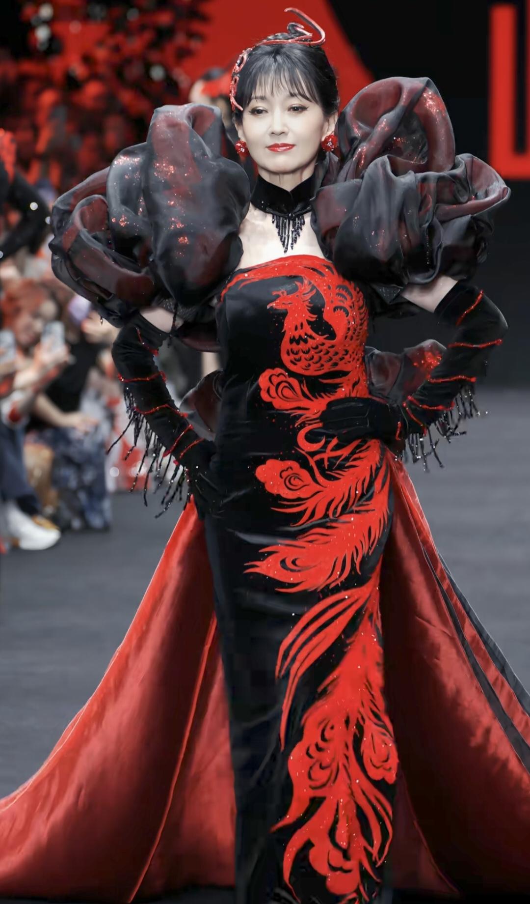 难道没有人觉得，赵雅芝在时装周穿这三件衣服很可怕吗？赵雅芝参加北京时装周，身穿