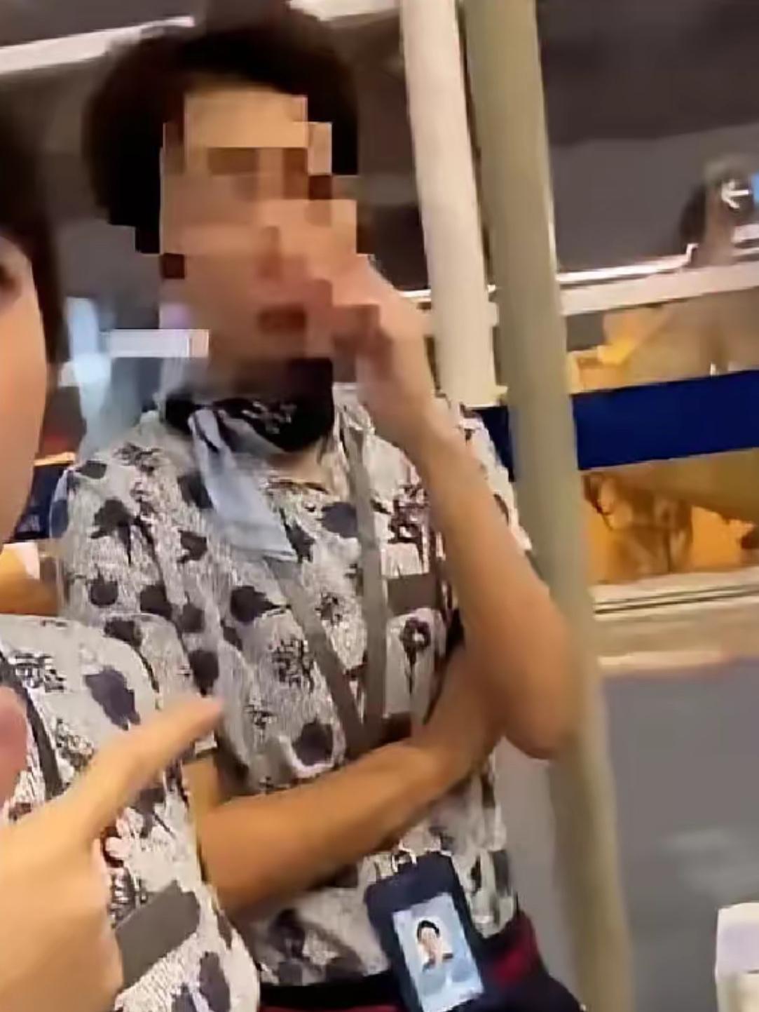 无锡机场候机室，一位大哥突然拦住准备登机的外籍女子，在众人的注视下按下了她手中的