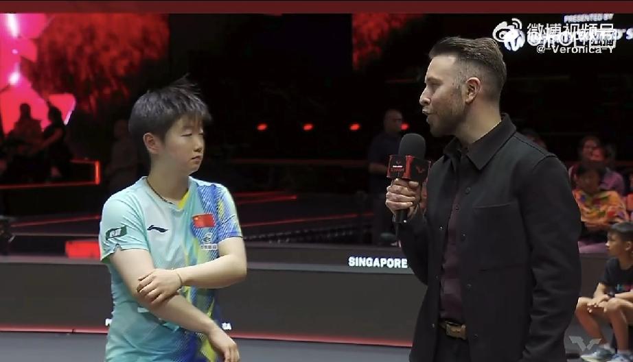 2026新加坡大满贯女单新科冠军孙颖莎🇨🇳接受采访！采访的记者亲切地称呼孙