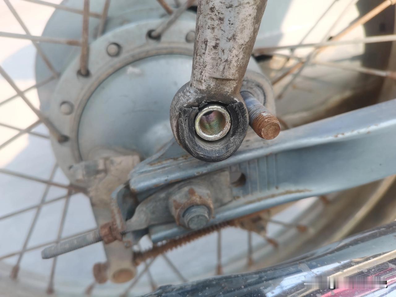 突然发现摩托车带人的时候只要路面不平整，后轮竟然会蹭到挡泥板。一检查发现减震器缓