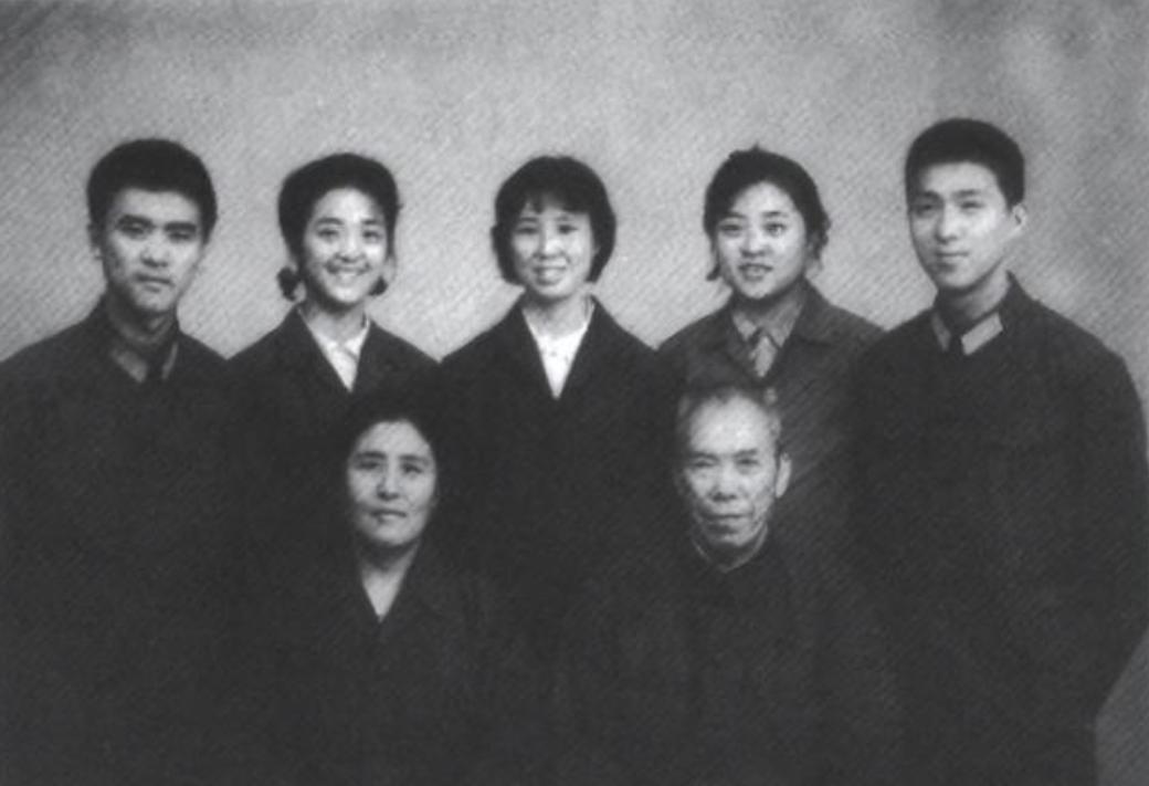 1973年，开国中将梁兴初在太原化工厂劳动改造，一次扫地被工人喊住：“梁师傅，我