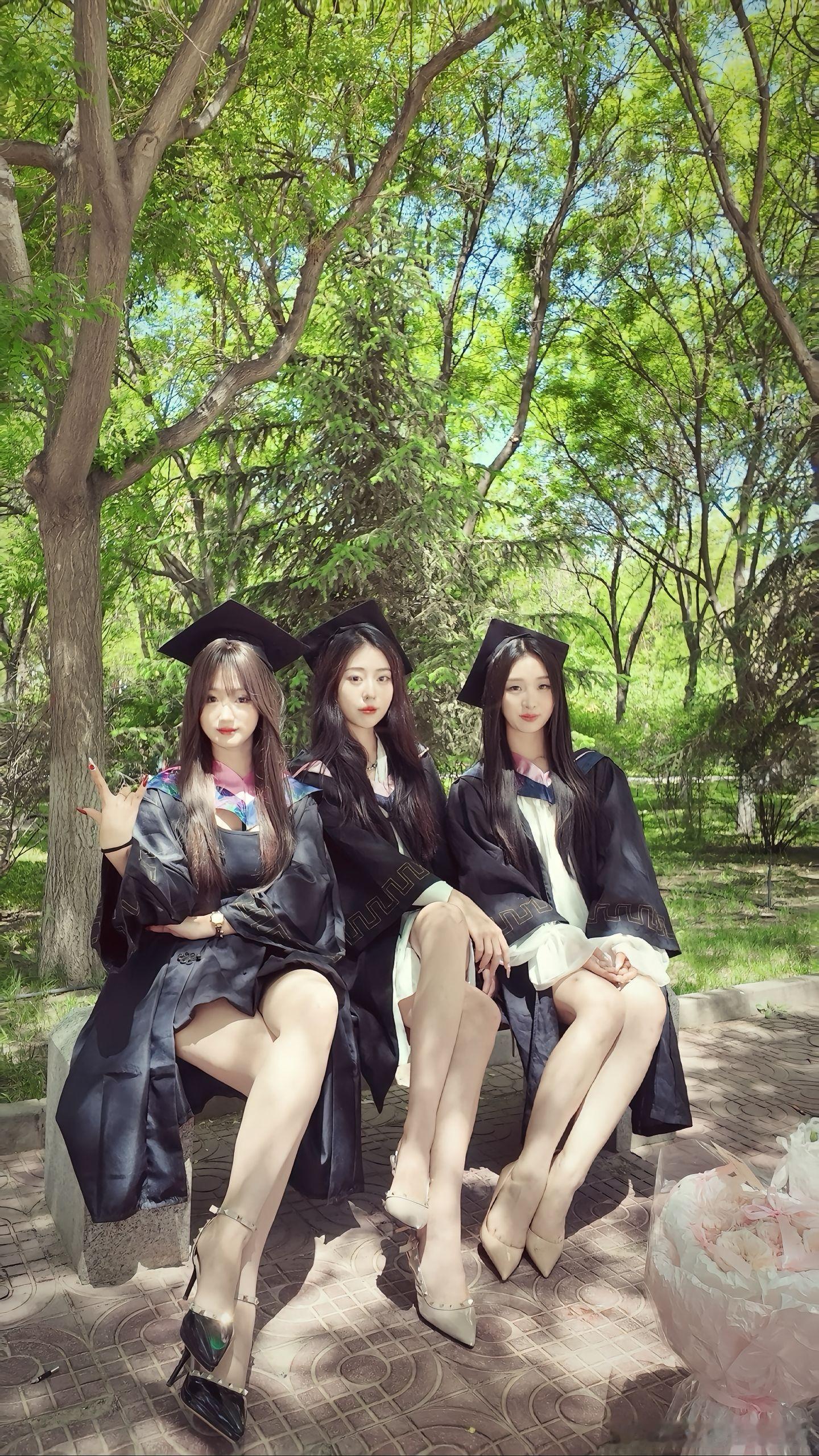 高跟鞋搭配学士服，最美毕业季~​​​