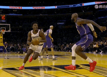 对方比詹姆斯更年轻对方有一定的助跑詹姆斯40+的年龄詹姆斯几乎是原地起跳