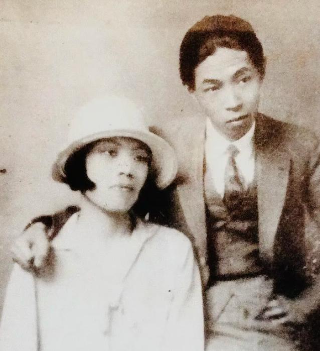 1928年，32岁的茅盾与23岁的秦德君相爱，不久后，秦德君怀孕，茅盾却低着头说