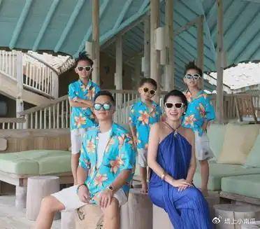 近来, 胡杏儿晒出了一组全家福, 那是在海岛上拍摄的, 于画面之中, ...