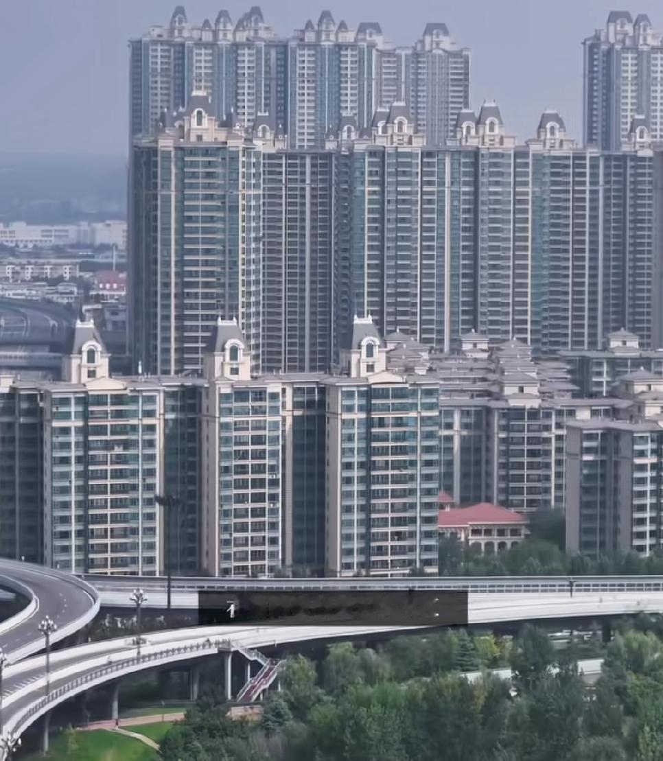 许家印在河南洛阳盖的恒大绿洲，那可是当地响当当的大型小区。小区里配套相当齐全，有