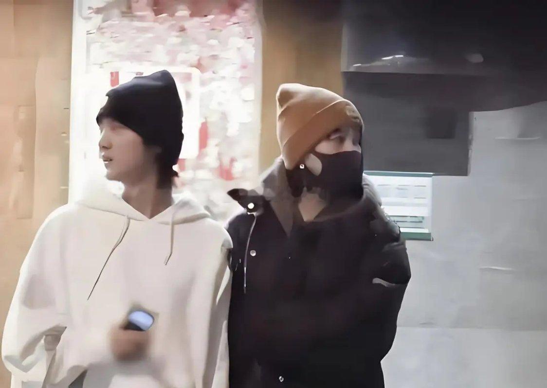 关晓彤晒出秋冬枫叶照，眼神似少了往日光彩。据悉她与鹿晗已一年无公开互动，引得网友