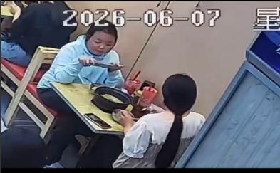 相由心生！内地一米线店老板，发现被人差评称米线给得量太少，调取监控一看无语了