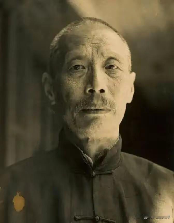 1943年最大闹剧！戴笠深夜搜查元老府邸，蒋介石怒扇三耳光毫不留情1943