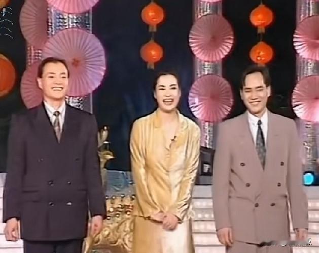 刷到毛阿敏兄妹三人同框的视频，第一眼真的被惊到。三个人站在一起完全是同款舒展大