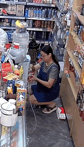 活该她发财！重庆，中午40度的高温一“特殊”外卖员小哥在超市买完饮料后无处可去，