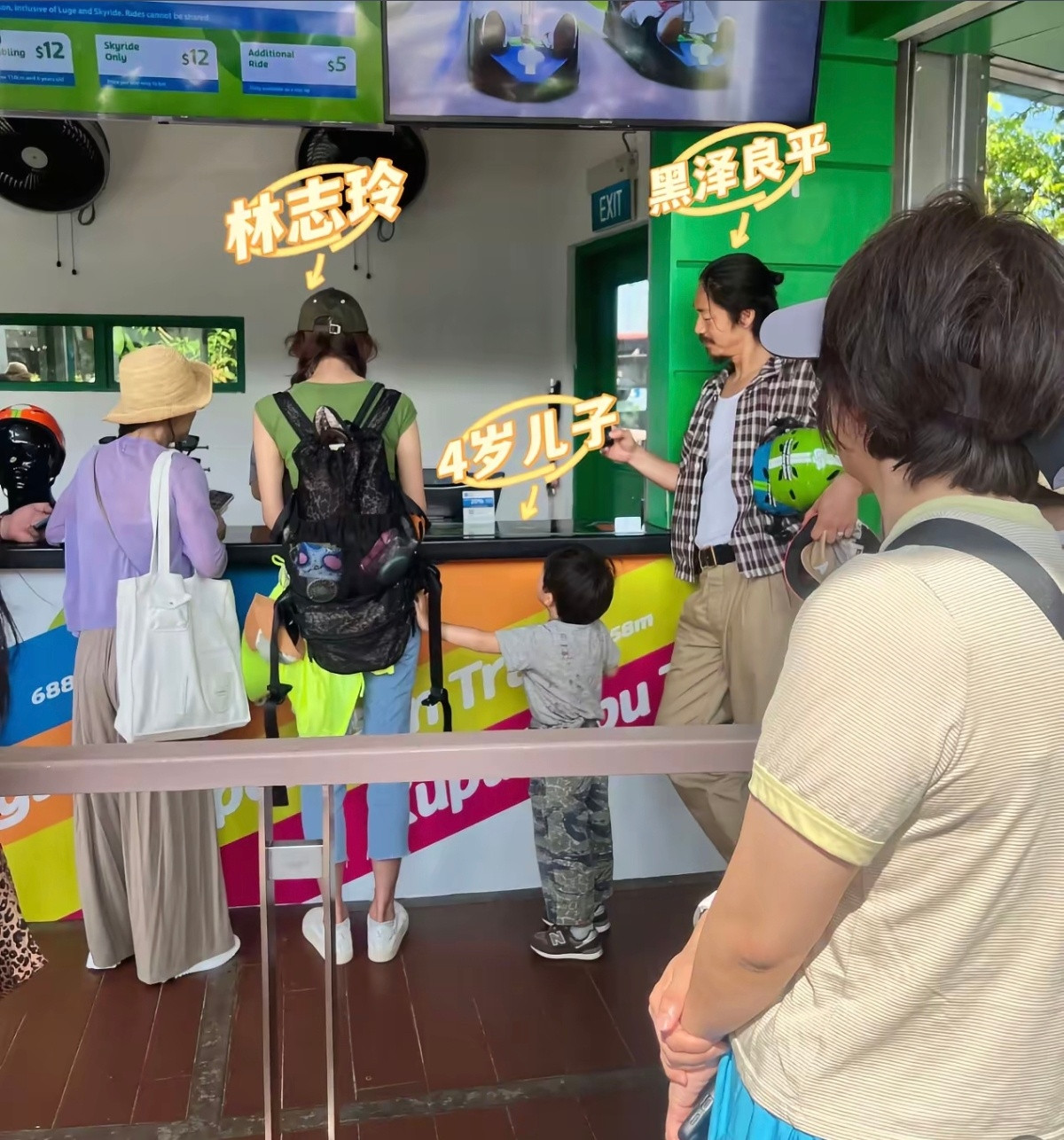 网友偶遇林志玲和老公带儿子在新加坡游玩，志玲姐姐好瘦！​​​