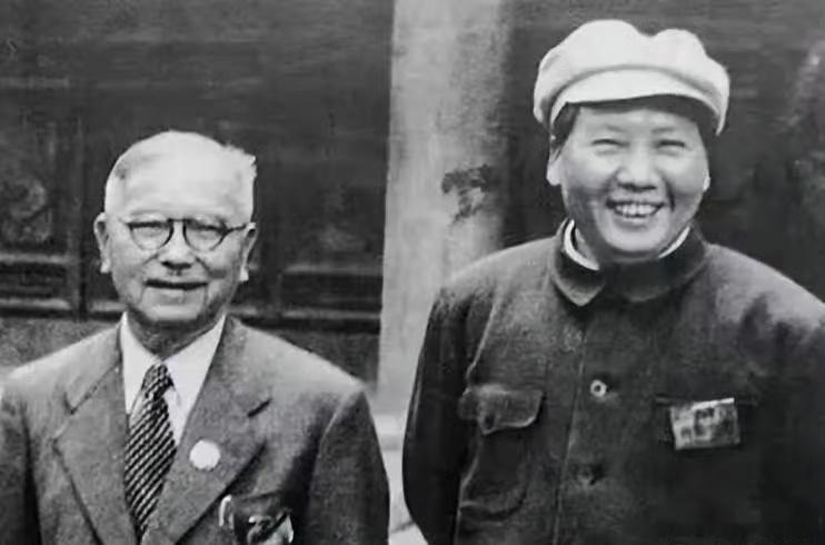 1940年5月30日，延安窑洞，教员正陪客人吃饭，警卫员跑进来送一份文件，教员问