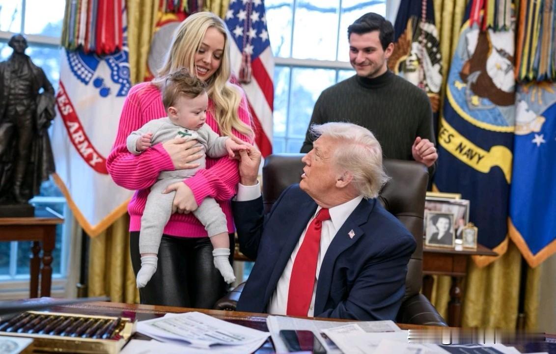 近日，美国总统特朗普的小女儿蒂芙尼与丈夫携不满周岁的儿子亚历山大到白宫看望特朗普