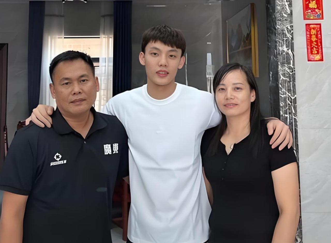 徐杰购买年货，回家探望父母！接下来到中国男篮报到，不参加与上海队的淘汰赛广东队