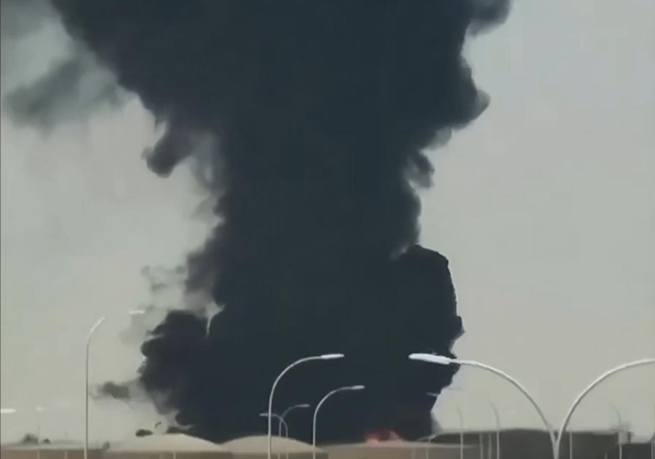 也门胡塞武装发射的弹道导弹命中了沙特首都利雅得哈立德国王国际机场的油罐，黑烟直冒