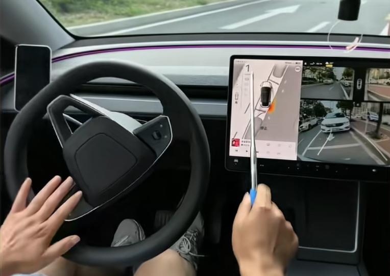 今天坐同学的特斯拉，他侧方位停车的一顿操作，看得我快崩溃了。特斯拉的屏幕换挡功能