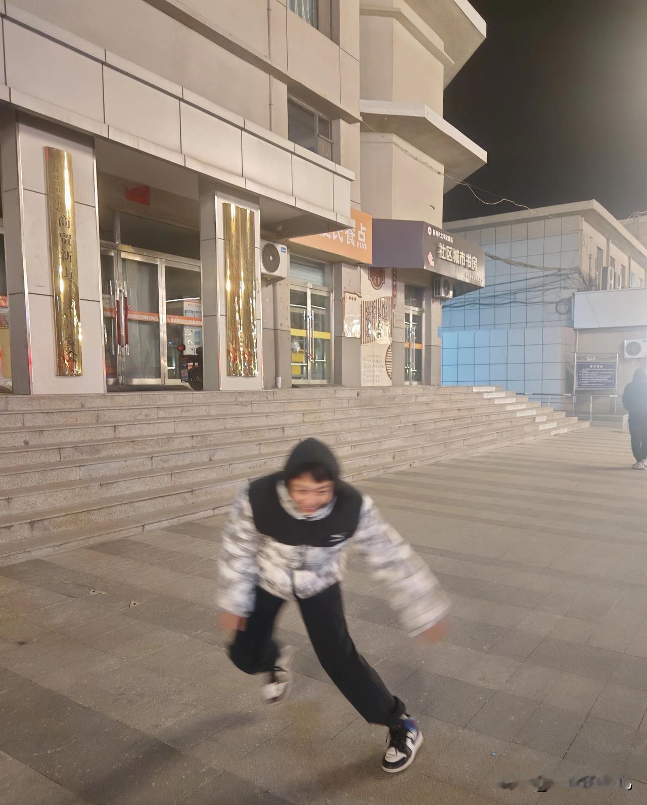 我想给我儿买只烤鸭，有个家委会家长说老师要奖励孩子们两只烤鸭，让我捎回来，