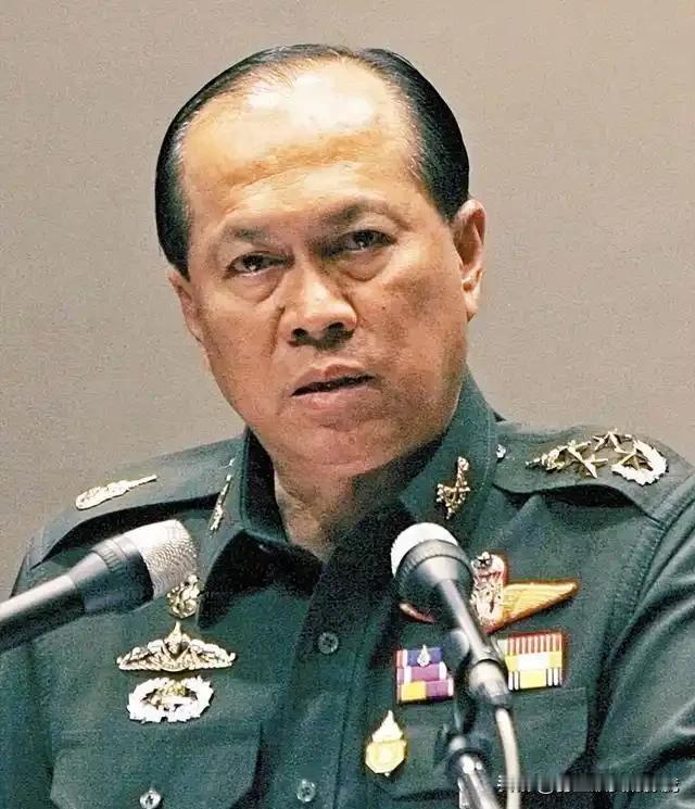 一张反对票都没有。354票赞成，15票弃权。泰国为泰党就这么选出了新老大。