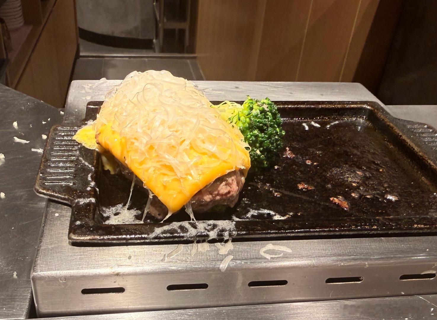 这个肉饼看着小小的，吃着很饱😂好多人啊，今天本来想去看iphoneduo，但还没有展示品😅路过小