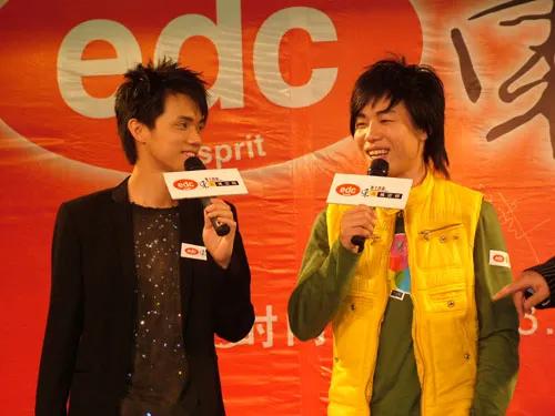 张敬轩曾经感慨，他和胡彦斌同期出道，同时成名，但是胡彦斌一度寻求台湾发展，再回到