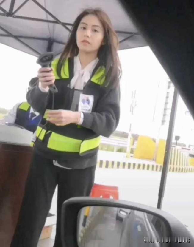 周末，约了外地的女网友奔现。上高速时居然遇到了前女友，她今天值班，站在那里，她