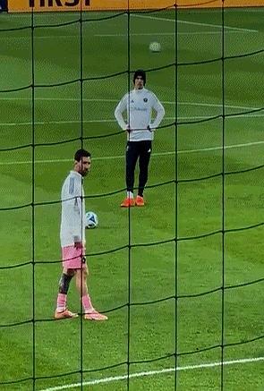 怪不得最近两场季后赛，迈阿密都4-0零封对手。原来是小马哥请梅西来练自家