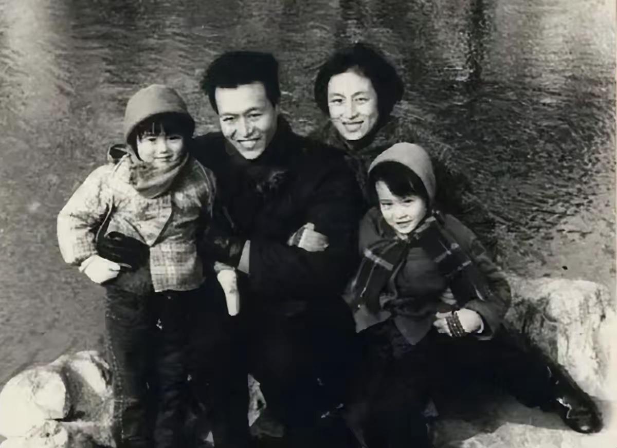 华语影坛的著名女星邬君梅的家人现状邬君梅母亲朱曼芳优雅大方，她1941年出生