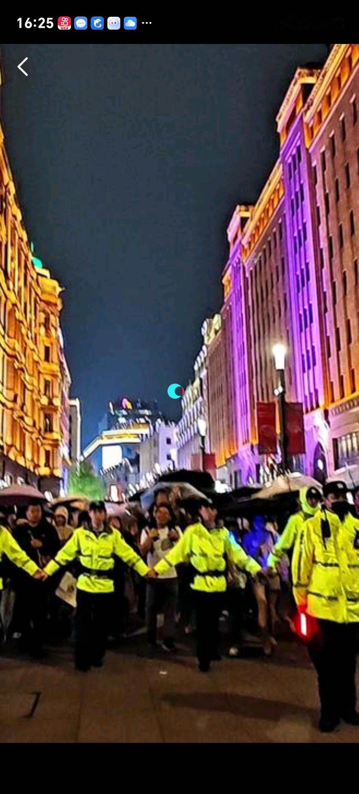五一外滩爆火全球！58.5万人次扎堆打卡，中外游客挤爆江堤✨这个五一，上海