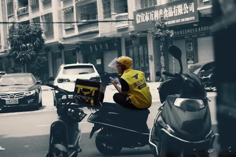 据说跑外卖，开网约车，做主播的总人数超过了一亿，其中跑外卖的4000多万，开网约