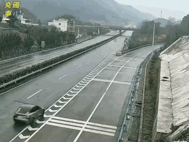 老司机们分析分析，白车有没有责任？你认为事故车是超车所致还是开斗气车出了意外？